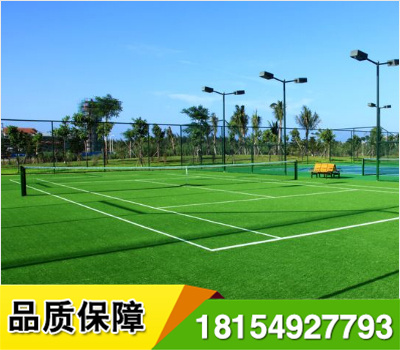 網(wǎng)球場人造草坪強韌耐磨損,可以全天候使用,而且具有極佳的運動員保護功能,能有效避免運動員在運動中可能遇到的關節(jié)受損,皮膚灼傷或擦傷,保證足球的正常滾動與運轉速度.